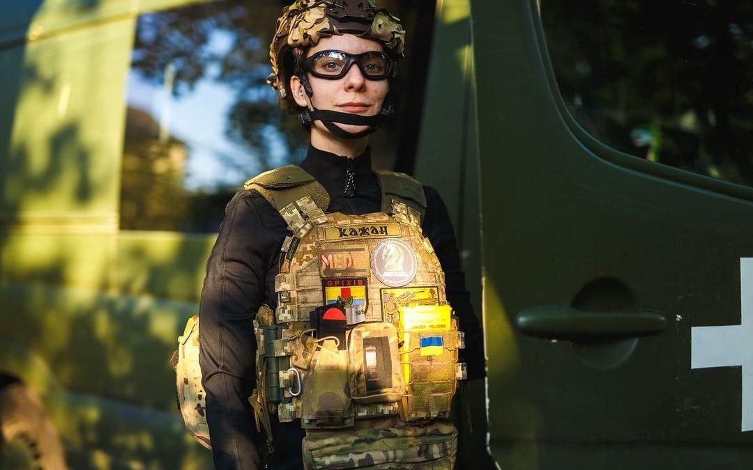 Anna (Kazhan), medic de evacuare în cadrul forțelor armate ucrainene. Înainte de a se alătura armatei în 2022, Anna a studiat biologia tropicală în Belgia, specializându-se în lilieci. După ani de activism queer în orașul său natal, Harkov, Anna a devenit parte a Uniunii Militarilor LGBT și își exprimă sprijinul pentru proiectul de lege №9103. Fotografie: Yurii Stefanyak.